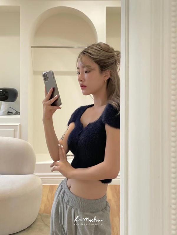 寬領毛毛感短版上衣